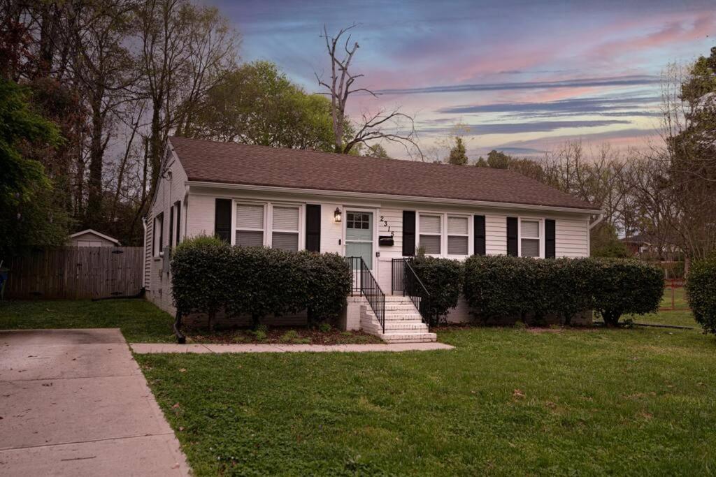 Cozy 3 Bedroom Cottage With Huge Fenced-In Yard Raleigh Extérieur photo