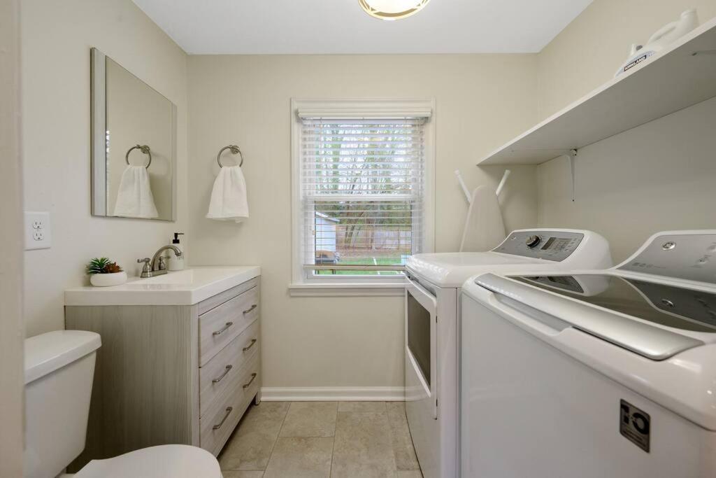 Cozy 3 Bedroom Cottage With Huge Fenced-In Yard Raleigh Extérieur photo