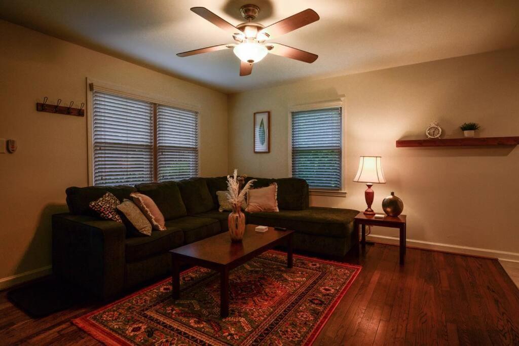 Cozy 3 Bedroom Cottage With Huge Fenced-In Yard Raleigh Extérieur photo